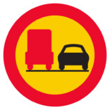 C29 Förbud mot omkörning med tung lastbil skylt